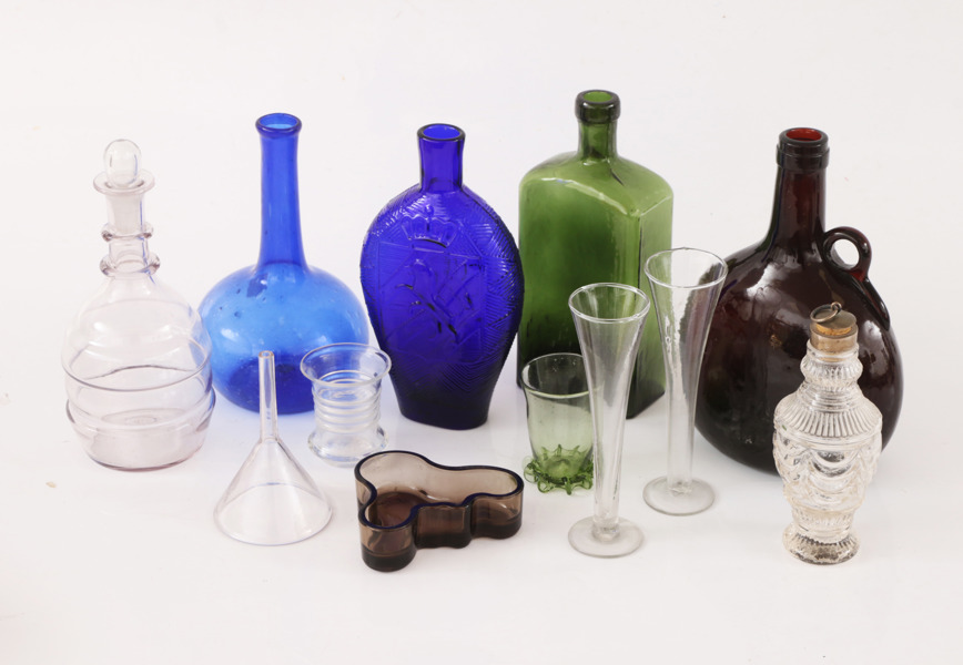 Parti glasföremål, bl.a. 1800-tal