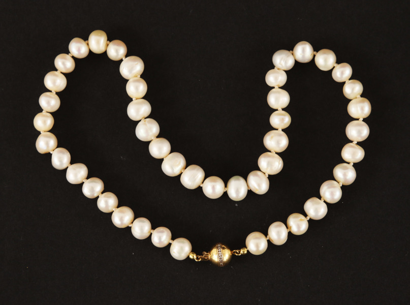 Pärlhalsband med lås i 18k