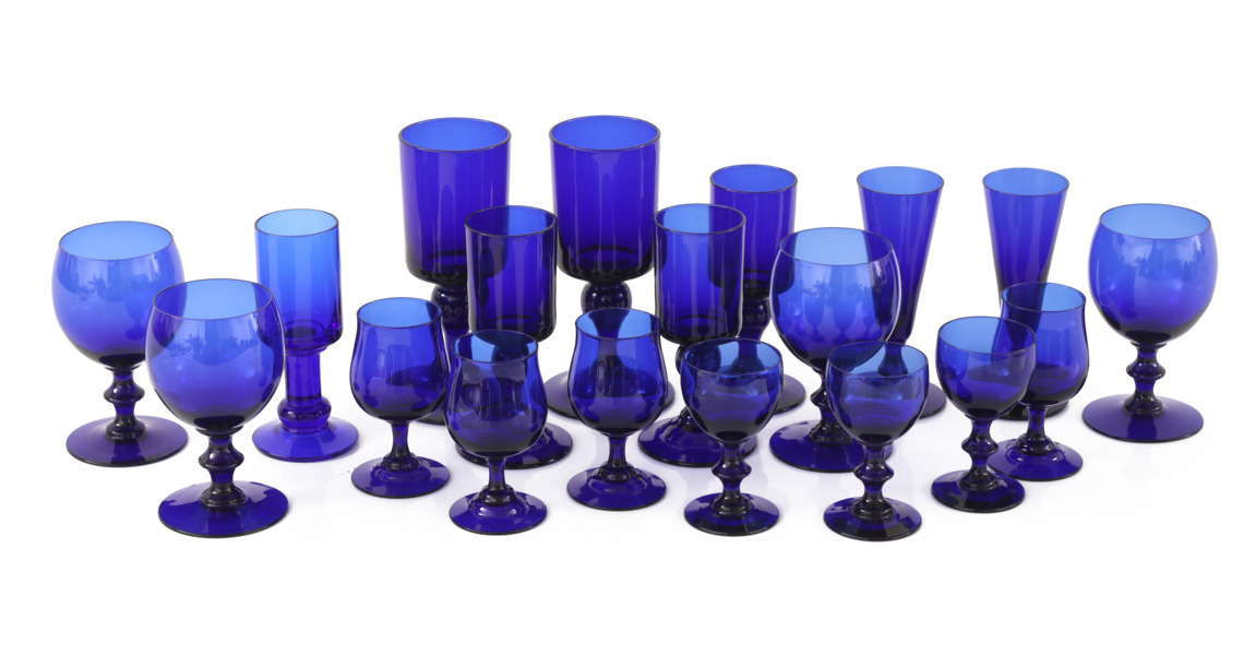 Blåtonat glas 19 delar, bl.a. Hugo Gehlin