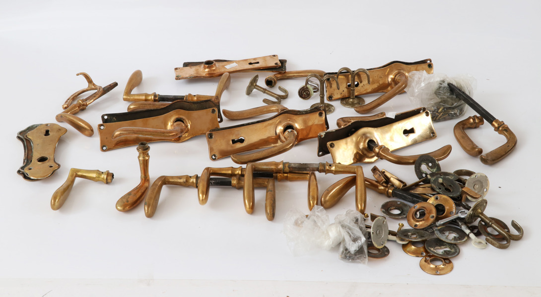 Parti dörrtrycken, beslag, m.m.