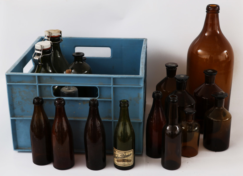 Parti äldre flaskor samt back, bl.a. Falu Ångbryggeri
