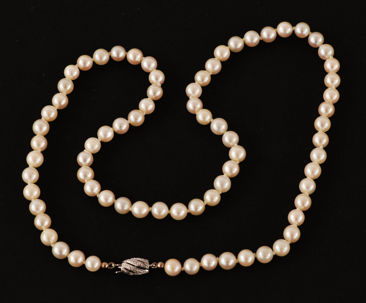 Pärlhalsband med lås i 18k vitguld