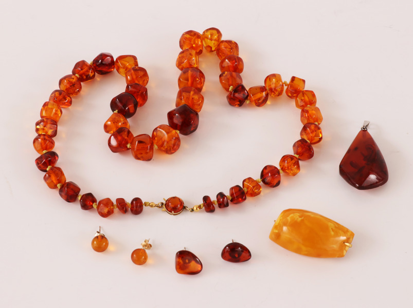 Smycken 5 delar, bl.a. bärnsten