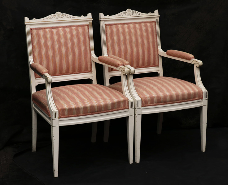 Karmstolar ett par, gustaviansk stil, 1900-talets första del
