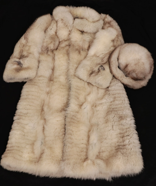 Pälskappa med mössa