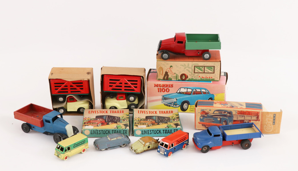 Parti äldre leksaksbilar