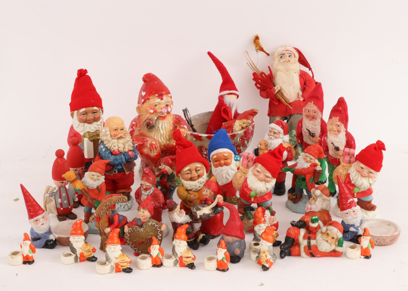 Parti tomtefigurer, bl.a. omkring 1900-talets mitt