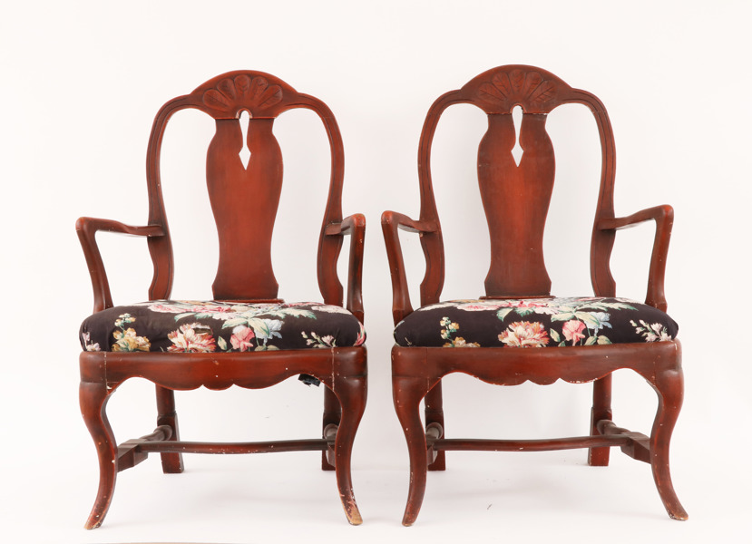 Karmstolar ett par, rokokostil, 1900-talets första hälft