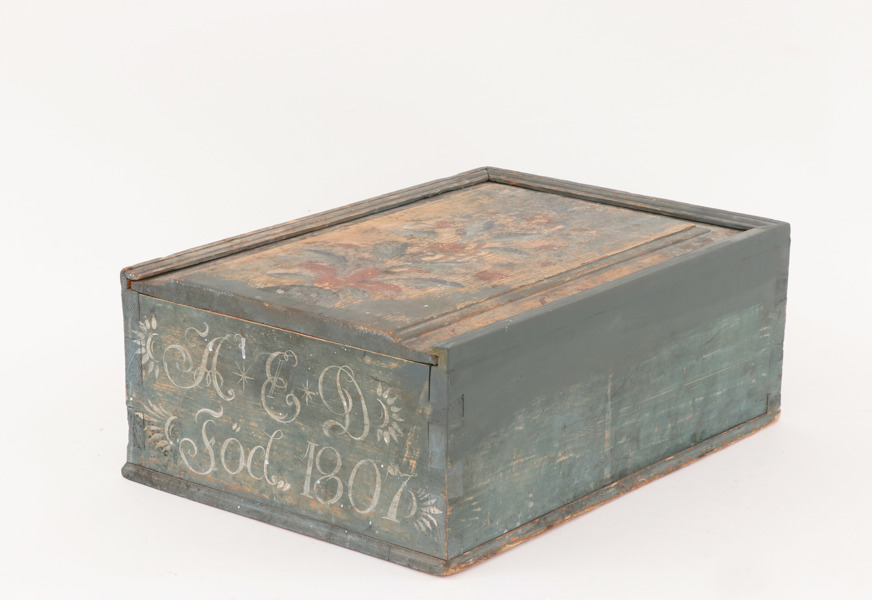 Låda med skjutlock, allmoge, daterad 1807