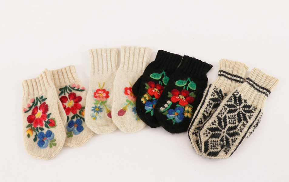 Stickade vantar 4 par