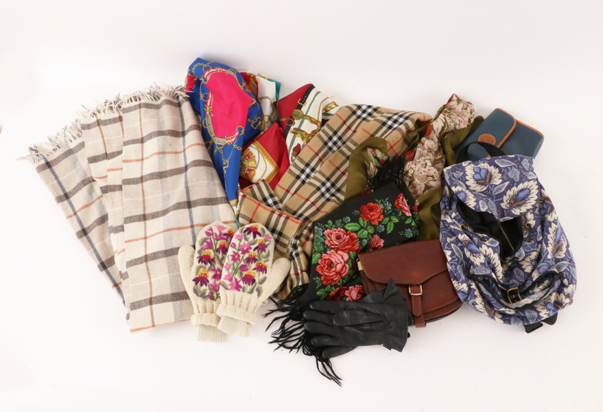 Parti väskor, sjalar, m.m.