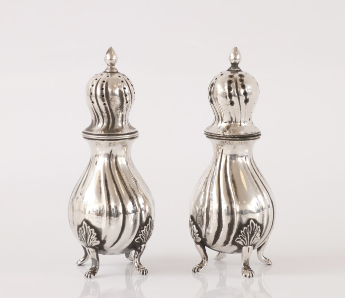 Ströare ett par, silver, rokokostil, C.G.Hallberg, 1964