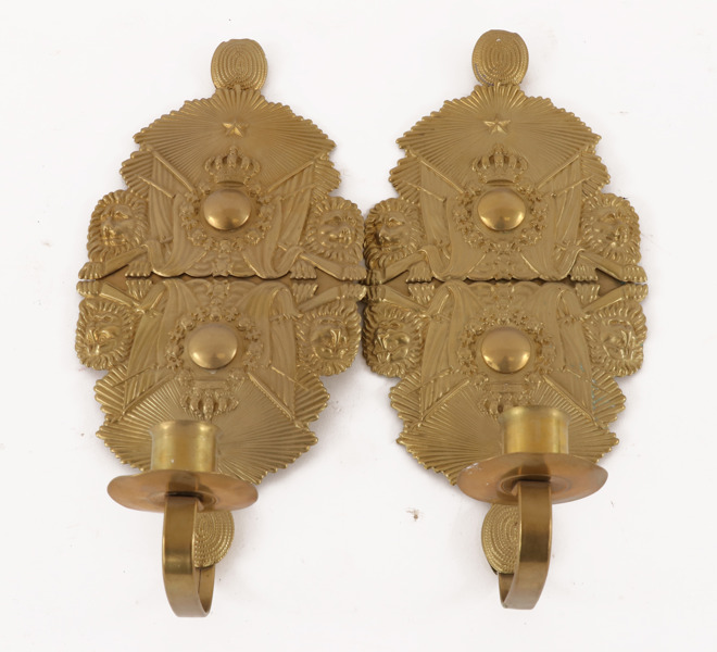 Ljusplåtar ett par, tillverkad av mössemblem, 18/1900-tal