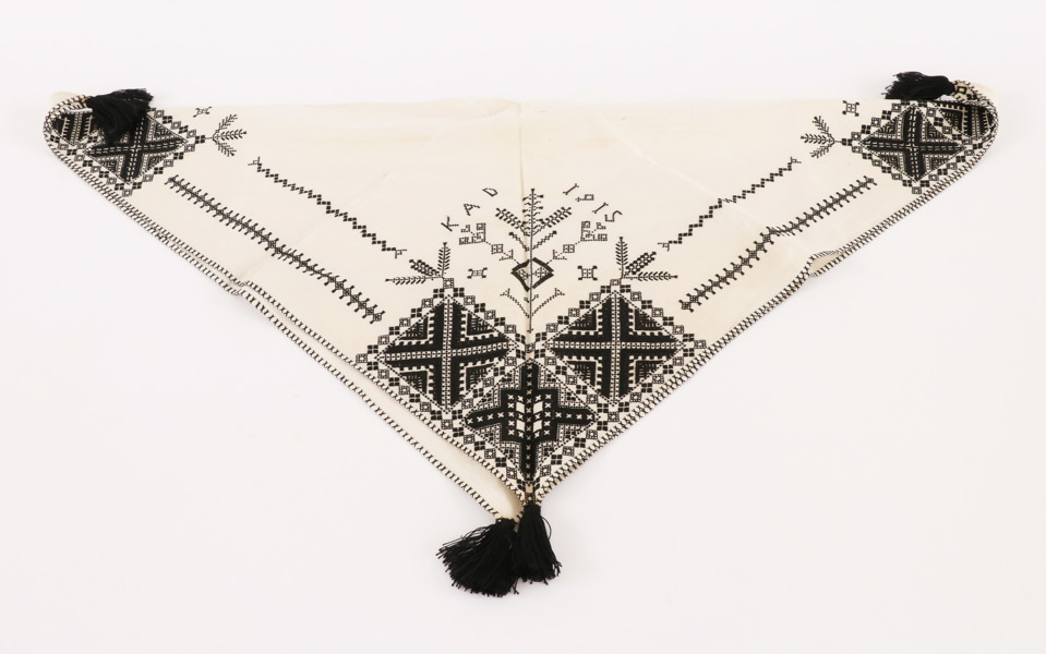 Tupphalskläde, daterat 1915