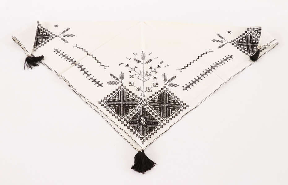 Tupphalskläde, daterat 1921