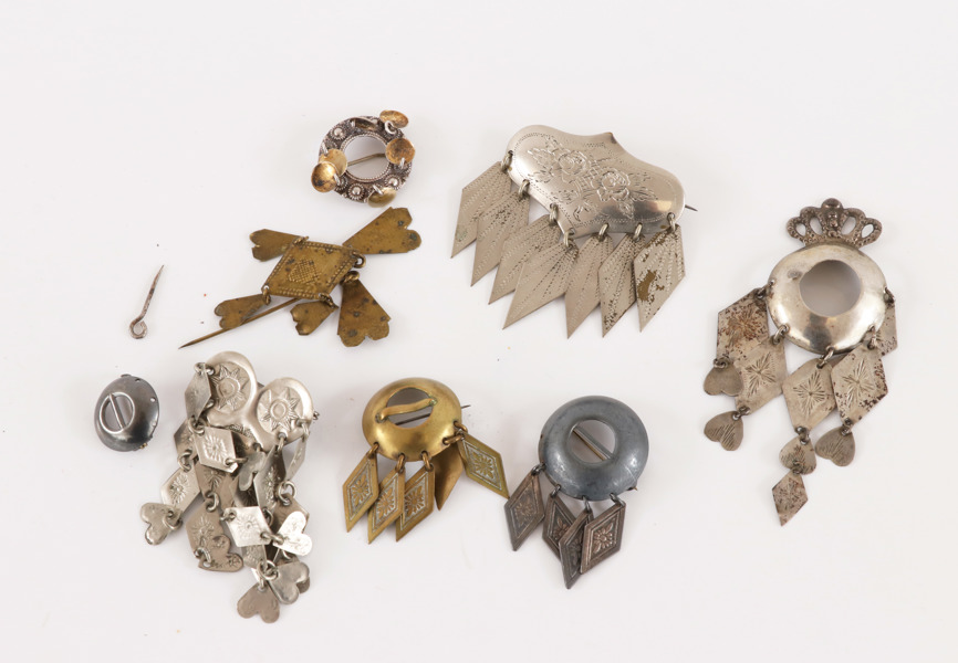 Dräktbroscher 8st, bl.a. 1800-tal