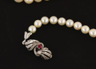 Pärlhalsband med lås i 18k vitguld
