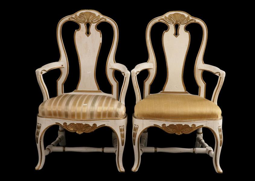 Karmstolar ett par, rokokostil, 1900-talets början