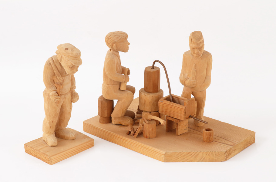 Träskuren figurgrupp i 2 delar
