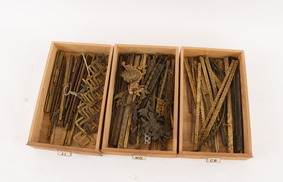 Parti lister och beslag, mestadels 1800-tal