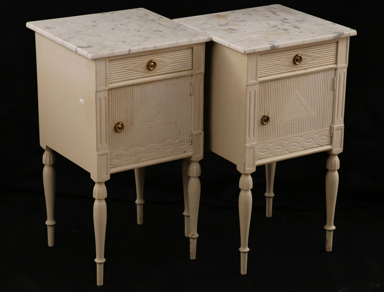 Nattduksbord ett par, gustaviansk stil, 1900-talets första del