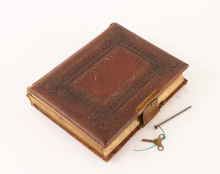 Fotoalbum med speldosa, tidigt 1900-tal