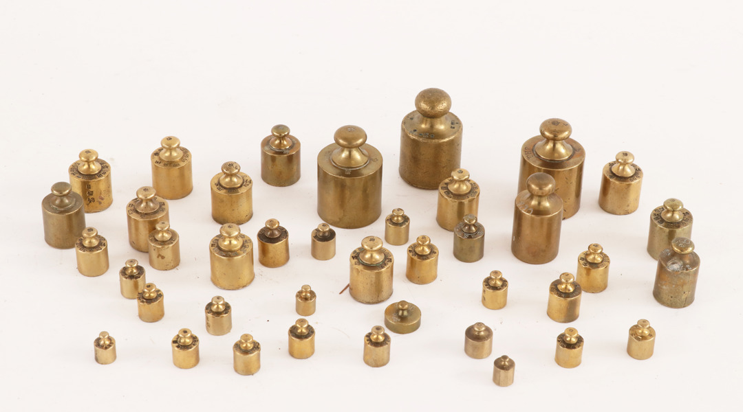 Parti krönta mässingsvikter