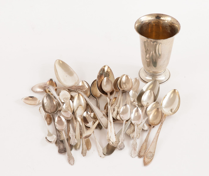 Parti silverföremål, mestadels kaffeskedar