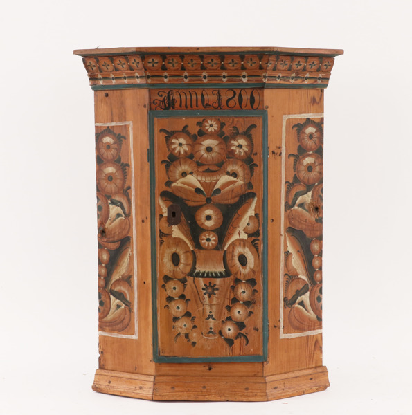 Vägghörnskåp, allmoge, Dalarna, daterat år 1800