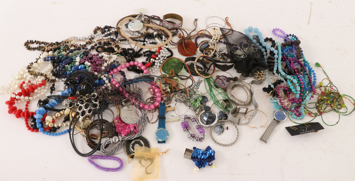 Stort parti bijouterier, fåtal i silver