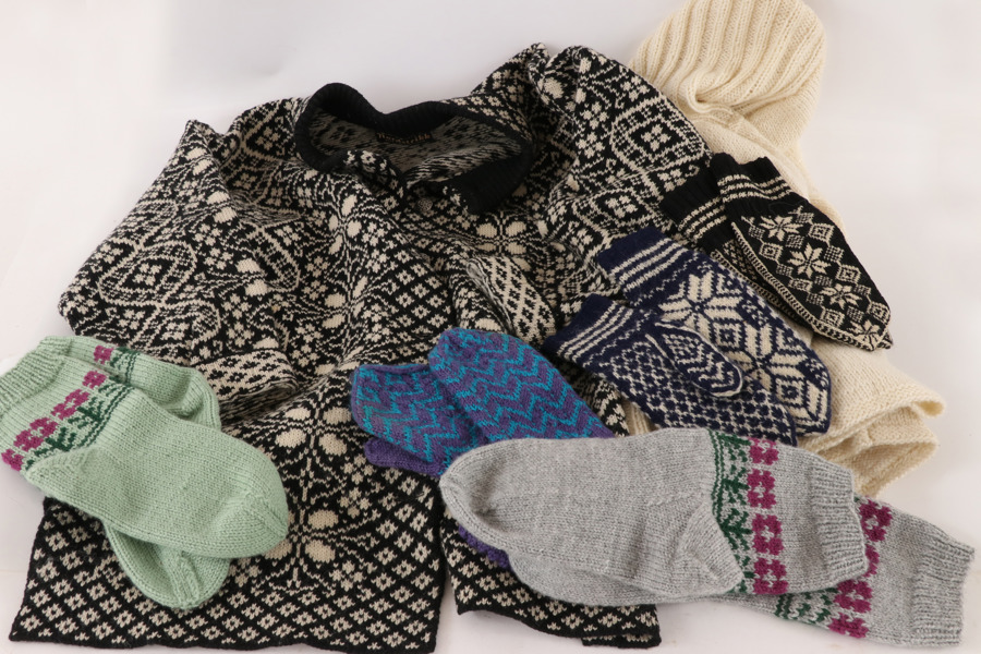 Parti stickade tröjor, strumpor och vantar, bl.a. Nordstrikk