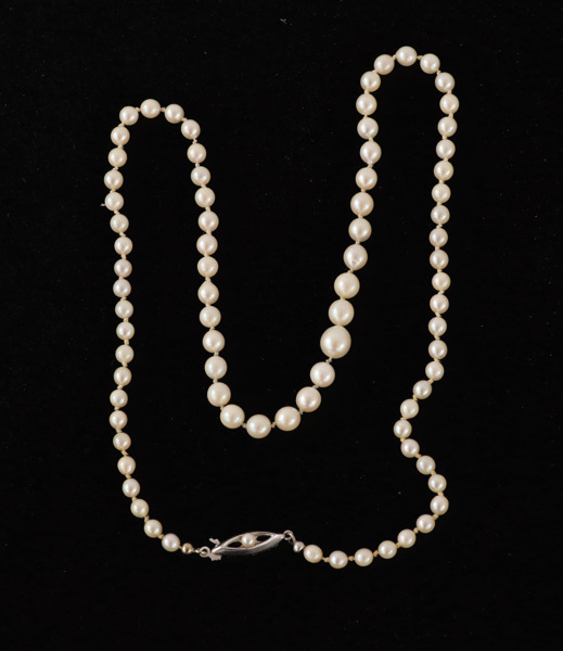 Pärlhalsband med lås i 18k vitguld