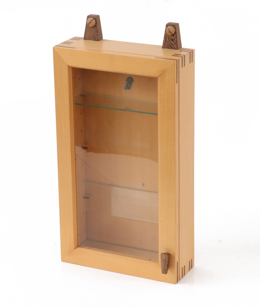 Väggvitrinskåp, 2000-tal