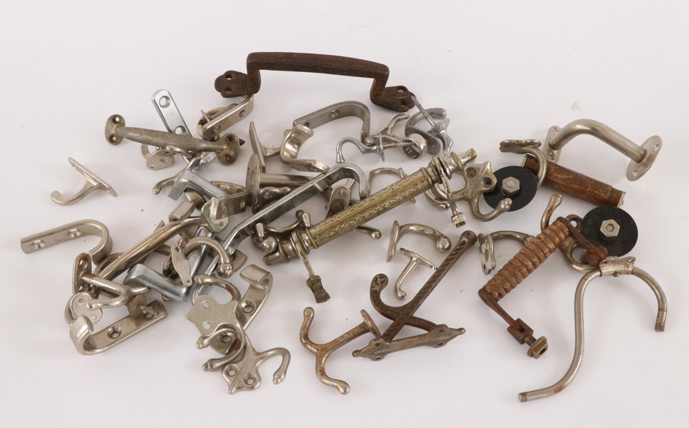 Parti handtag, krokar, m.m.