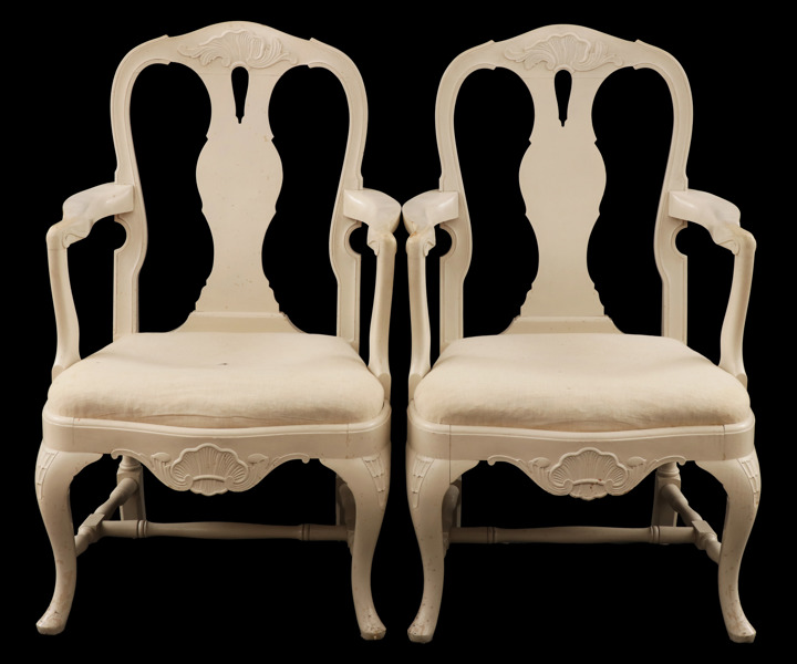 Karmstolar ett par, rokokostil, 1900-talets första hälft