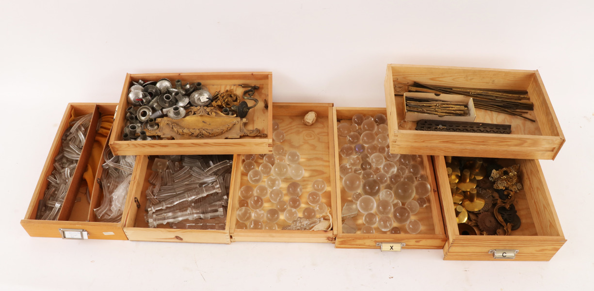 Parti delar till ljuskronor, m.m.