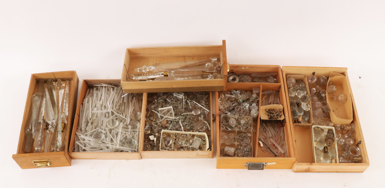 Parti prismor och dekorer till ljuskronor