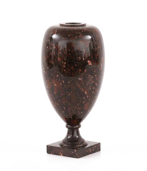 Urna i rännåsporfyr, 18/1900-tal