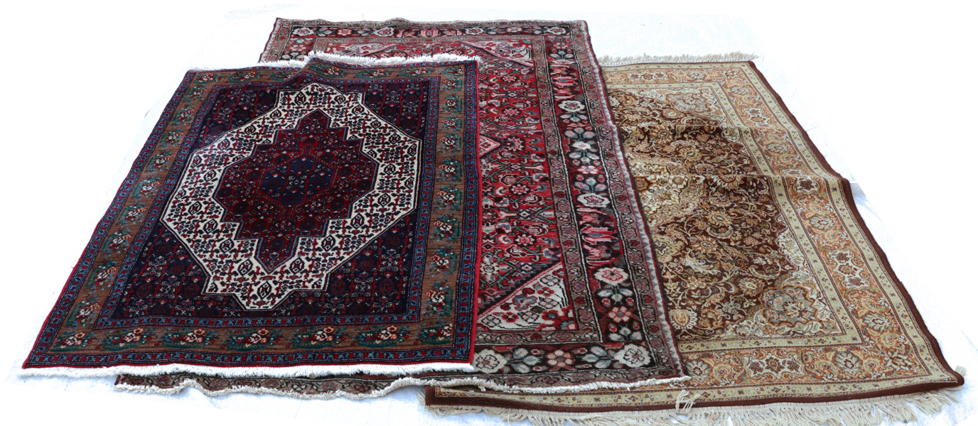 Handknutna mattor 2st samt maskinvävd matta