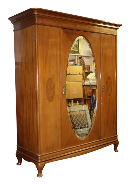 Klädskåp, gustaviansk stil, 1900-talets första del
