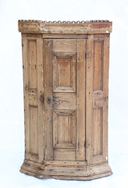 Hörnskåp, allmoge, 1700-tal