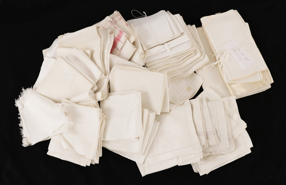 Stort parti linnetextilier