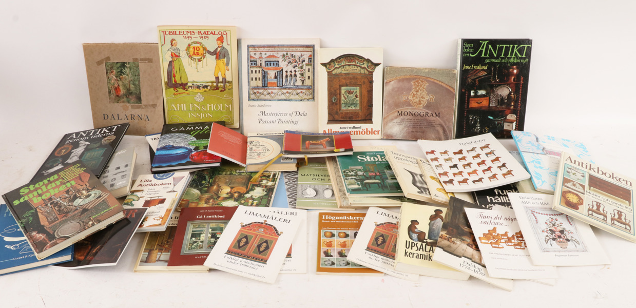 Parti böcker, mestadels rörande allmoge och antikviteter