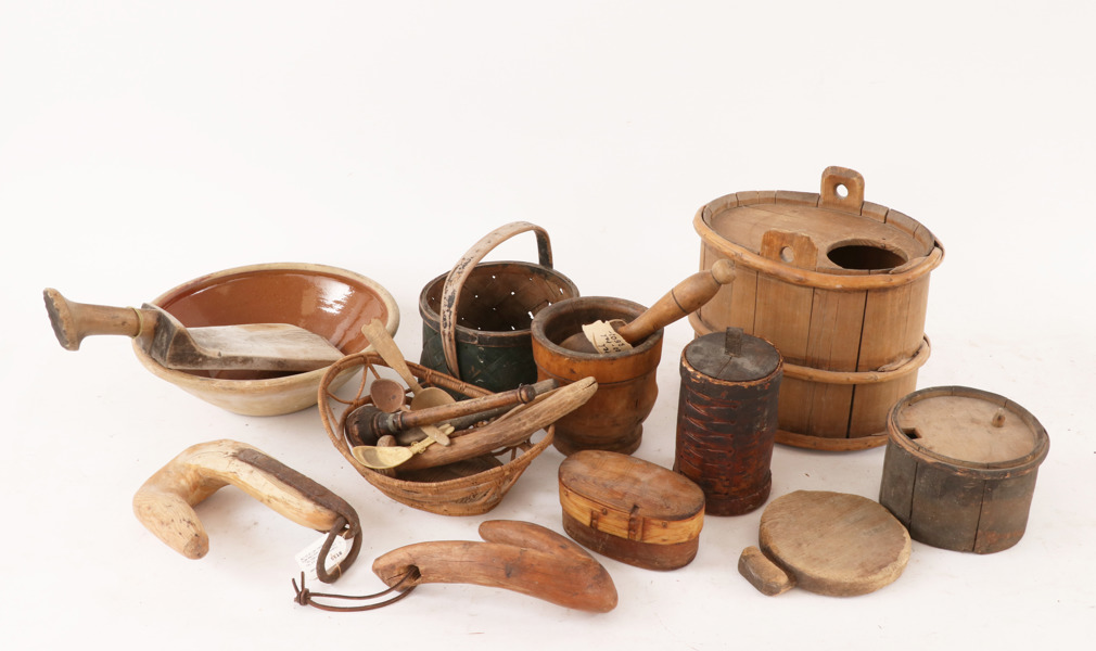 Parti allmogeföremål, mestadels 1800-tal