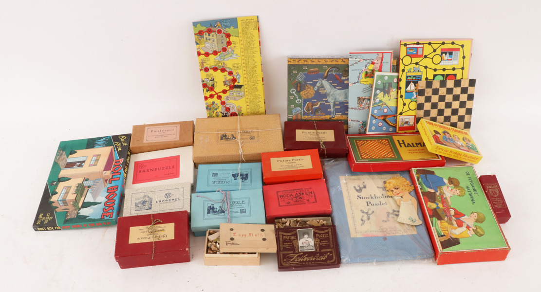 Parti äldre pussel, spel, m.m.