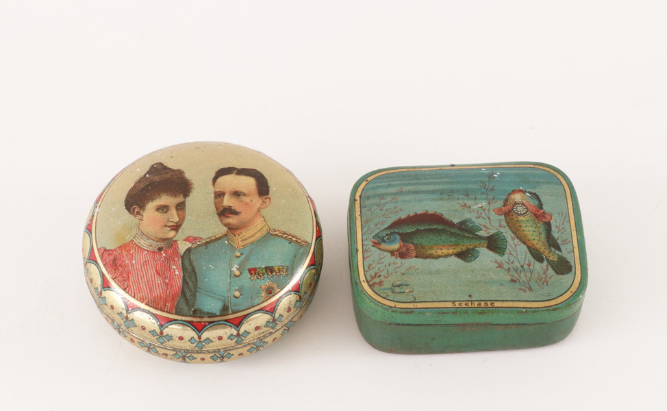 Plåtaskar 2st, AB NIssens samt Stollwerks Bonbons, tidigt 1900-tal