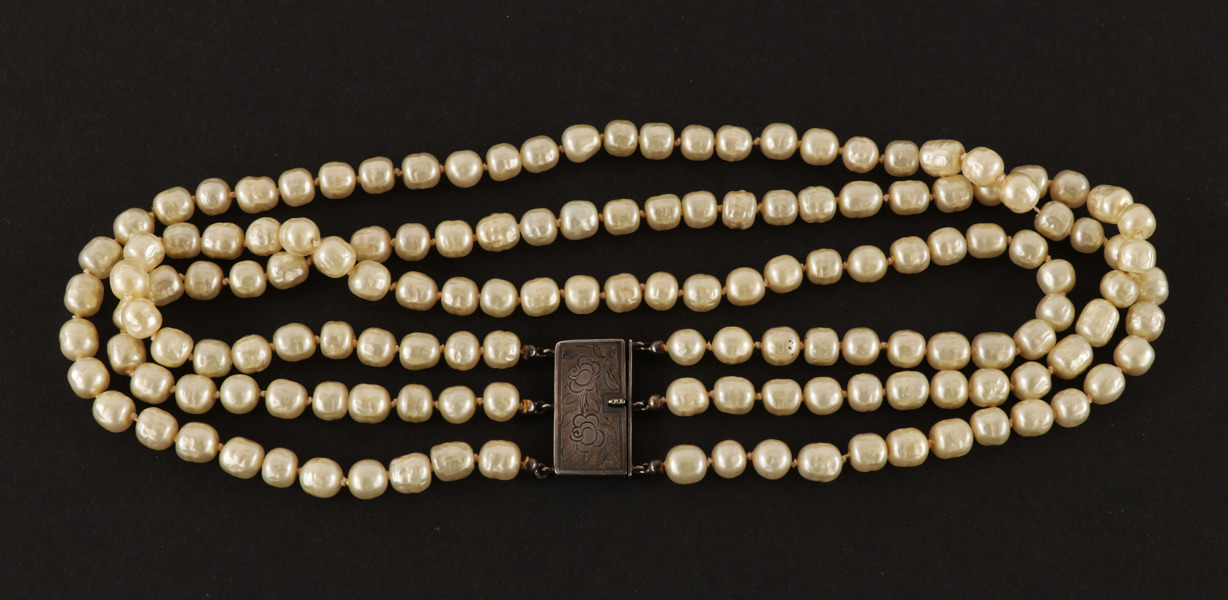 Pärlhalsband med lås i silver, 1948
