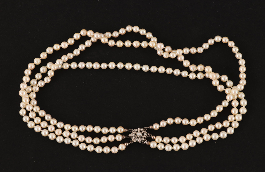 Pärlhalsband med lås i 18k vitguld