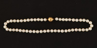Pärlhalsband med lås i 18k