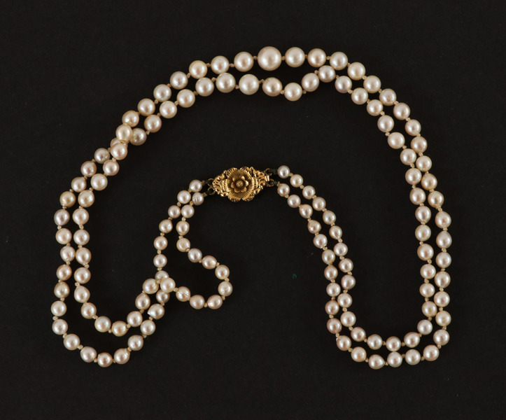 Pärlhalsband med lås i 18k av Gustaf Möllenborg, Stockholm, 1841